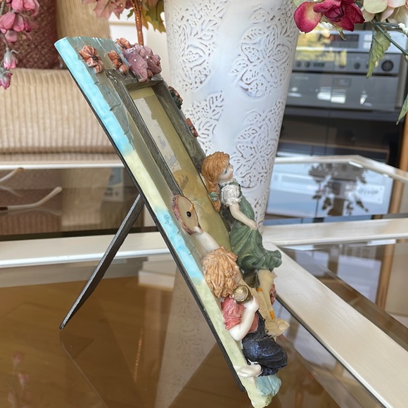 A Set of Two Vantage Collection Photo Frames, 5x7” and 3.5x5” - Picture 3 of 11